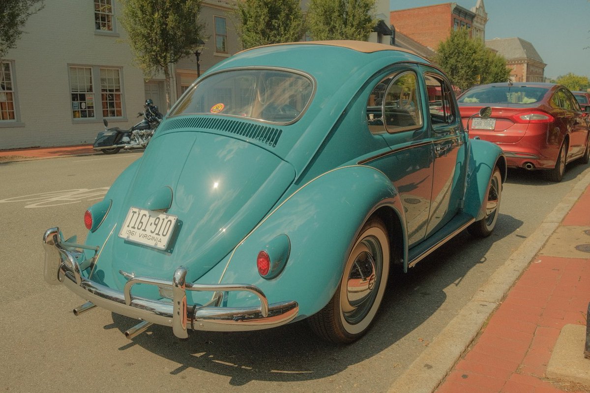 DB_sarcastico's tweet photo. Came across this beautifully restored VW Beetle in downtown earlier today. Love the color on this one. Super clean.
#punchbuggy
๐ท Fujifilm X100V | WCL-X100ii
๐๏ธ Vibrant Arizona https://t.co/RzzB2oLMwQ
