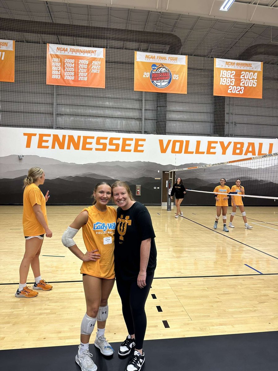 LyndseyRobVball's tweet photo. Thank you Tennessee Volleyball for such a fun experience at the elite camp! 🧡💙🍊 https://t.co/eElxMGYSmN