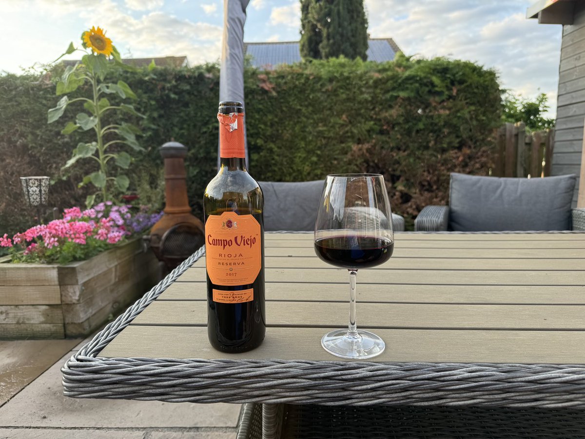 2 pints of Coors, a dog shite carvery at the Royal Elephant in Dinnington,  6 pints of Guinness and now smashing this to a soundtrack of the Stones, no work for 2 1/2 weeks and Portugal in 2 days, bring it on 😀