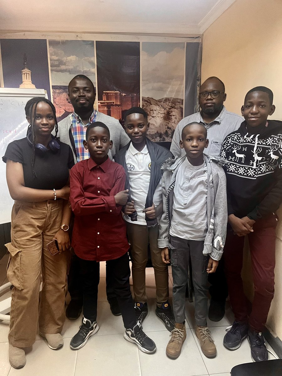 fio_miss's tweet photo. Kin Tech Bootcamp🦾 où 8 adolescents vivent une nouvelle expérience. Explorer les bases de la robotique et de l’intelligence artificielle. Je me suis engagée à promouvoir l’éducation numérique 👩🏻‍💻 Step by Step. https://t.co/gZqmJTyloj