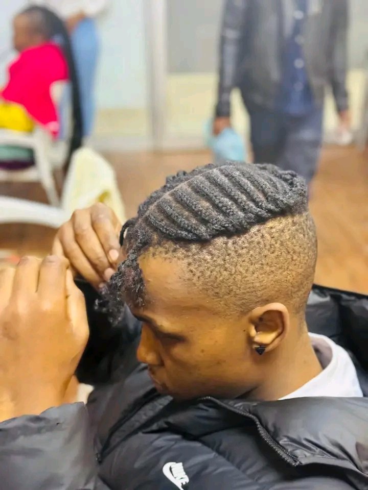 RoadstarThePlug's tweet photo. RESPECT &amp; LOVE to @NtateStunna for honoring his brother @Malome_Vector  in the most personal way - by unbraiding his hair. A powerful symbol of mourning and solidarity. May Malome's legacy live on through their music and memories🕊🕊

#RIPMalomeVector #NtateStunna #Tribute https://t.co/b2RTf0WjhM
