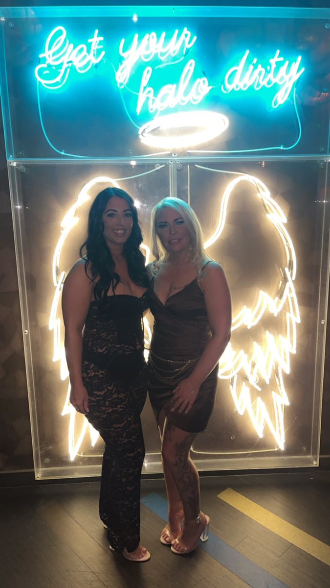 leanne_eccles's tweet photo. 40th celebrations 🥂🍸💃❤️ https://t.co/GjBHD5aBkU