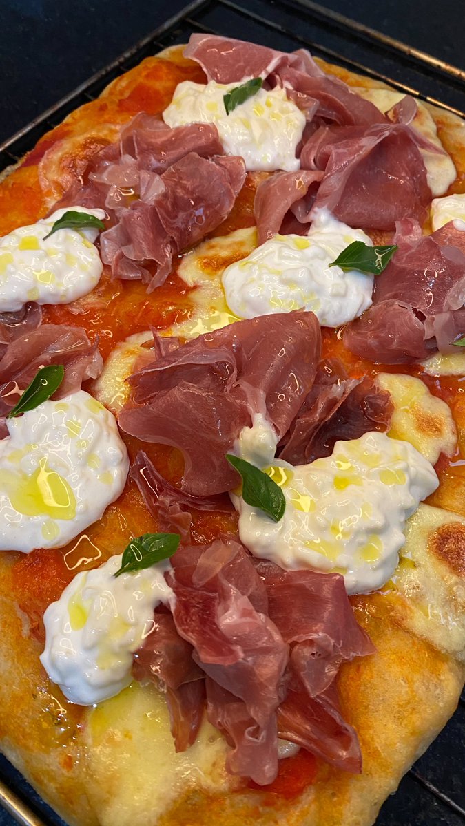 Pizza in teglia com presunto cru e stracciatella, longa fermentação e de alta hidratação, usei farinha nacional