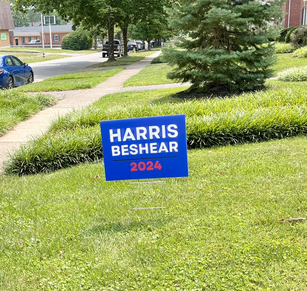 janea1ex's tweet photo. Spotted in Chevy Chase (Lexington!) @AndyBeshearKY https://t.co/wz6rMO22l6