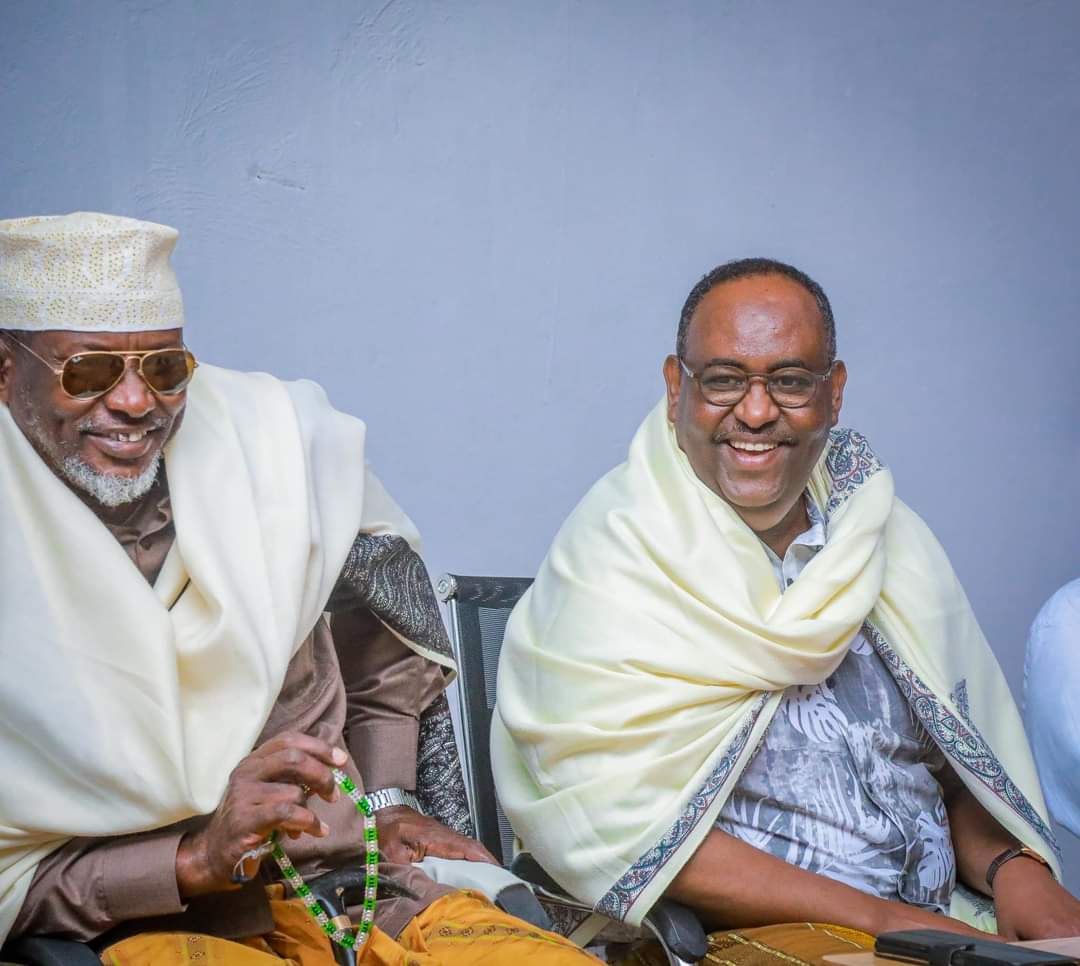 Plstatehouse's tweet photo. 1/2 Madaxweynaha Dowladda Puntland Mudane @HESaidADeni oo ku sugan degmada Godob-jiiraan ee gobolka Nugaal ayaa caawa kulan la qaatay maamulka degmada, odayaasha iyo waxgaradka guud ahaan deegaanada hoosyimaadda degmada. https://t.co/owgJgfF4WA
