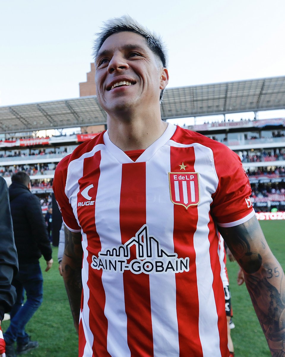 EdelpOficial's tweet photo. Me gusta el color de tu pelo, tus labios son caramelo, ver tus ojos es ver el cielo 🎶😍 https://t.co/xpcwnrwMw3