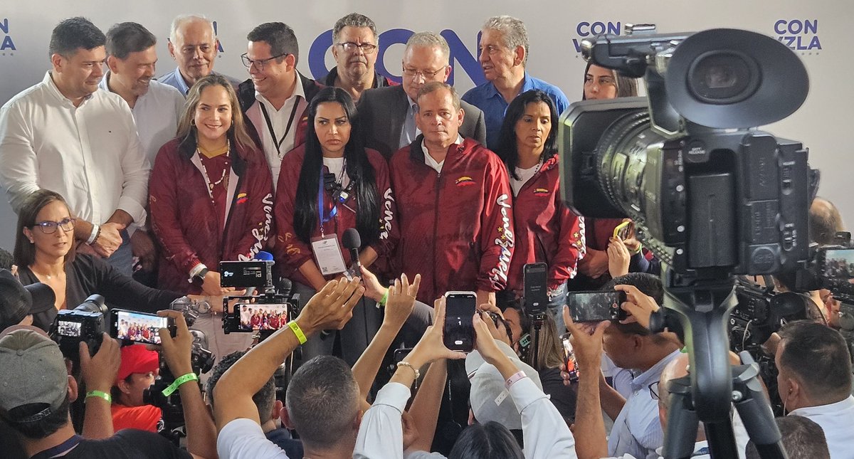 NTN24ve's tweet photo. #ATENCIÓN Delsa Solórzano, delegada de la Unidad, informa que no se le ha permitido a ninguno de los miembros de la oposición ingresar al CNE, a pesar de que son los acreditados. "Saldré para para insistir en que se nos garantice el acceso". https://t.co/s37dMzaxls