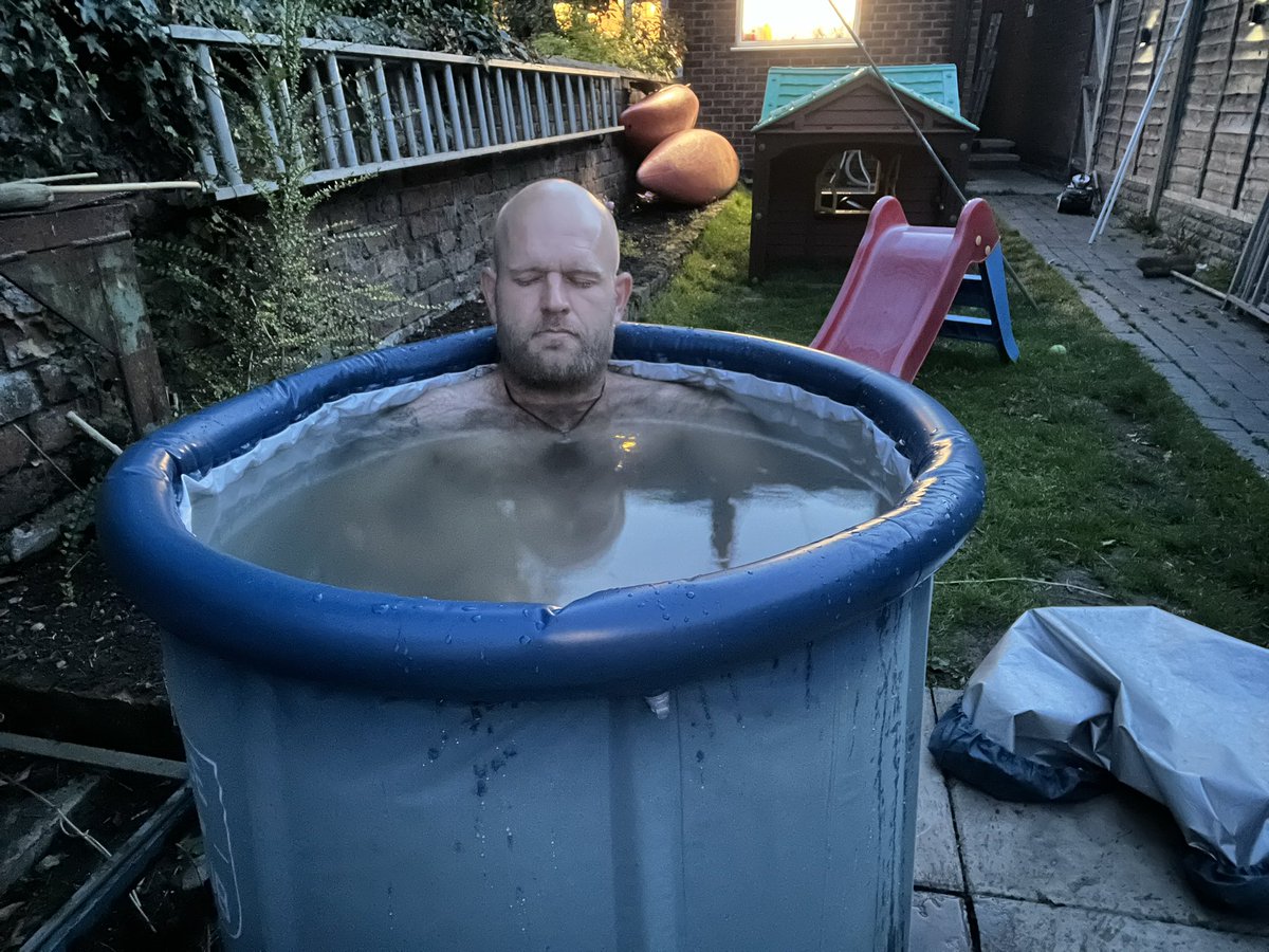 GorillaManFitn1's tweet image. Evening workout and ICE TUB 💪🏋️‍♀️ #eveningworkout #situpschallenge #homegym #deadliftchallenge #bentoverrow #yorkfitness #homegymsetup #coldwatertherapy #ictubmeditation