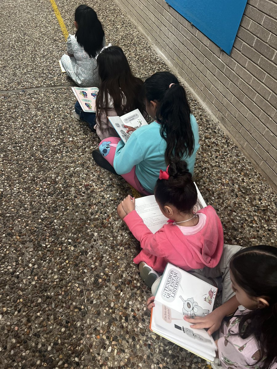 MsAntunez3rd's tweet photo. Shoutout to @JasmineHaverly2 for giving our students the opportunity to check out books in their first visit to the library. They were able to read while they waited during restroom break 🥰 https://t.co/ImmNedJMJu