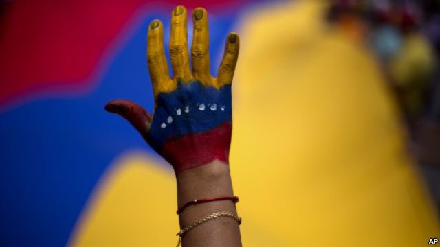 No soy venezolano, pero me siento como tal. Hoy no dormiré hasta que no vea y escuche que la dictadura de Nicolás Maduro perdió.

Viva Venezuela Libre 🇻🇪
