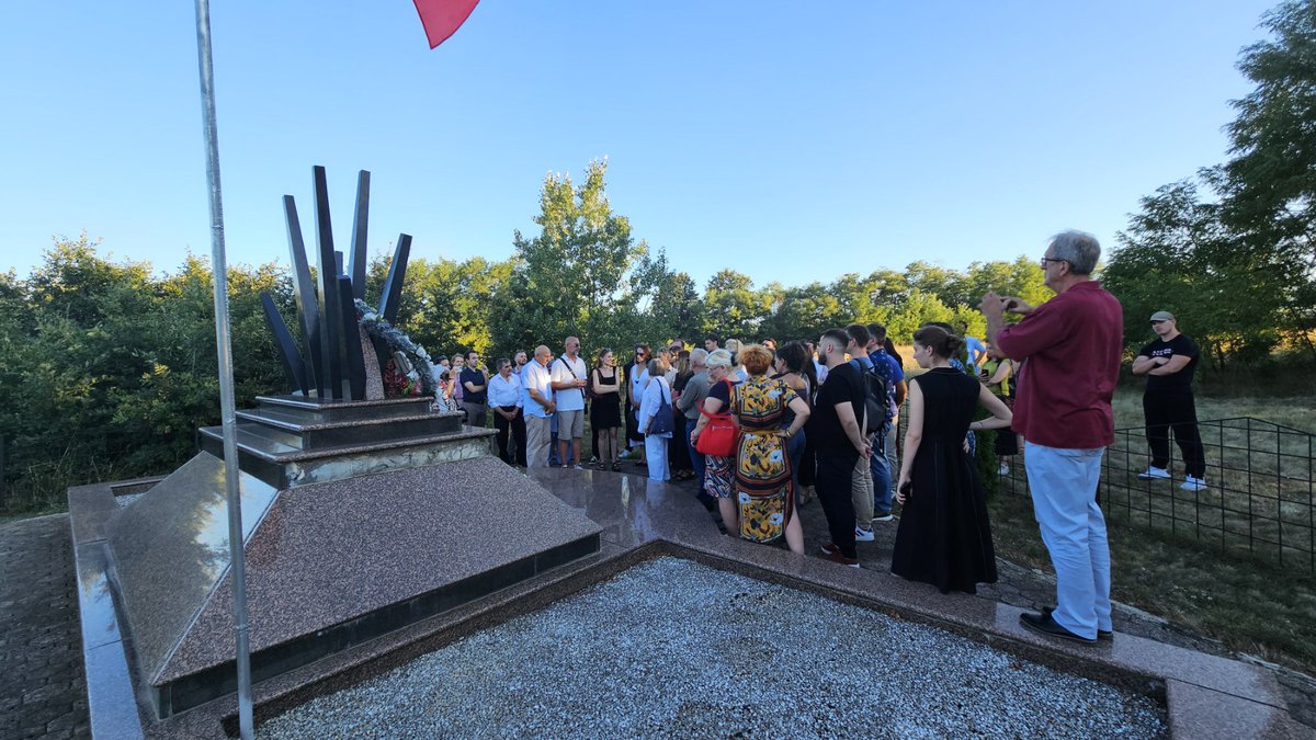 Pomeranje granica:ucesnici REKOM Foruma, oko 100 ucesnika iz Srbije,Hrvatske,BiH,Crne Gore, Slovenije i Makedonije polozili cvece na grobove cetvoro dece, Envera Duriqija,njegovih roditelja i supruge koju su ubili pripadnici Skorpiona.