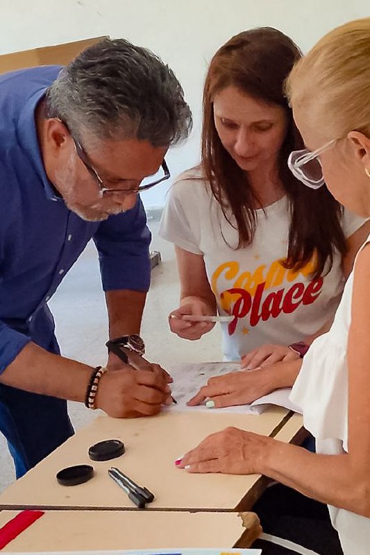 #EnFotos 📸 | En ejercicio soberano de la democracia, el vicepresidente sectorial de Economía y ministro del Poder Popular de Industrias y Producción Nacional, José Félix Rivas Alvarado, ejerció su derecho al voto en las elecciones presidenciales de 2024 desde el Liceo Talento