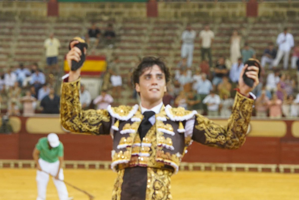 burladerotv's tweet photo. FESTEJO.- Hay futuro @CircuitosToros @zunigatoros @alvaronunezcuv @capdevilagc #ManuelRoman #MarcoPerez @Hector_ReyPrada @VeronicasTau https://t.co/bfhuqFzOmY https://t.co/oXduAfX8ah