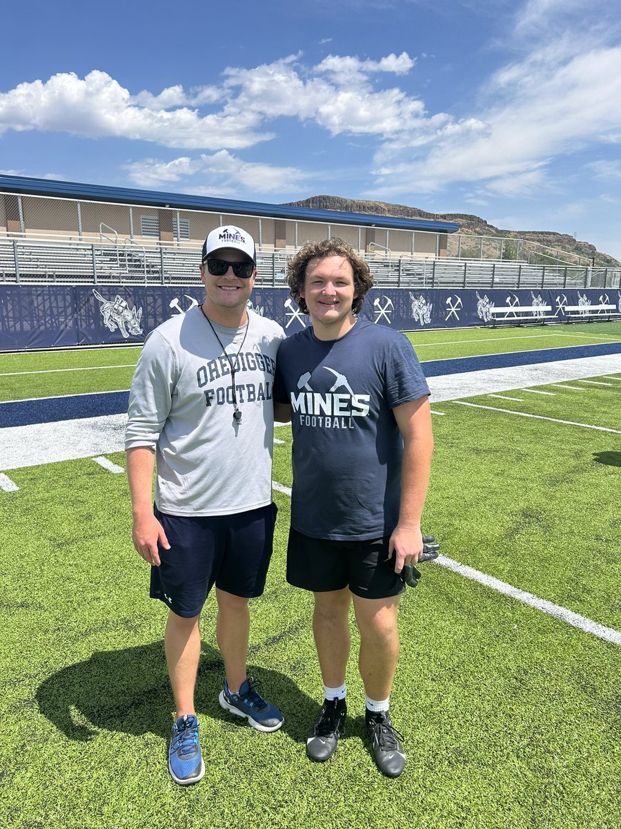 Stark_Ryland71's tweet photo. Ended the summer camp circuit strong by learning from the best at @coach_sterbick @MinesFootball. Great to meet you @TimBrandon5, hope you can make it out to Conroe soon😎. Let’s stay in touch!!💪🏻 @ConroeTigersFB #SicEmTigers #BuiltDifferent #HelluvaEngineer⚒️ https://t.co/9bFyLZfSXZ