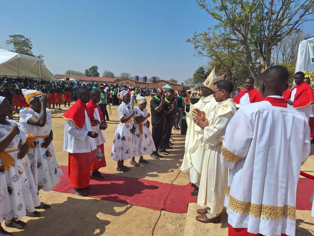 muzengimunya's tweet photo. Visitation Makumbi acentenary celebrations wthG.Wst Mp Hon B.Nyamupinga,Hon Mangwana &Dr Rushwaya repreresenting the presidum @edmnangagwa #huchi &VP Chiwenga in unveiling a Plaque(pt1 n pics).Kuti nyengu @Varakashi4ED @ZANUPF_Official @zanupf_patriots @nickmangwana @enkudheni https://t.co/aFSytg7tJy