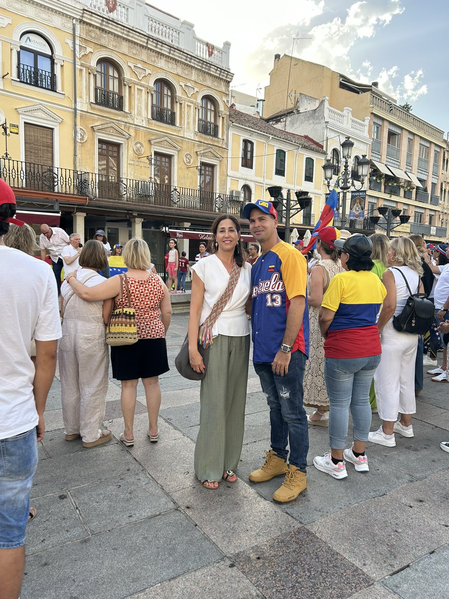 rosaromerocr's tweet photo. Hoy también Ciudad Real se ha unido al grito de Libertad para el pueblo Venezolano que sufre la tiranía  de Maduro. Urge un cambio que recupere la ilusión y la esperanza. Mi apoyo a @MariaCorinaYA que representa el mejor futuro para Venezuela https://t.co/LsLH6mX9wo