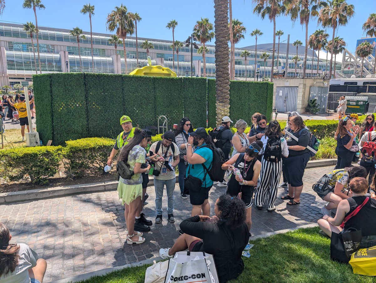 SD_Comic_Con's tweet photo. #SDCCBracelets Meet-Up happening on grass patch by the Omni today - behind #SpongeBob fountain #SDCC https://t.co/gHMEOR7DxN