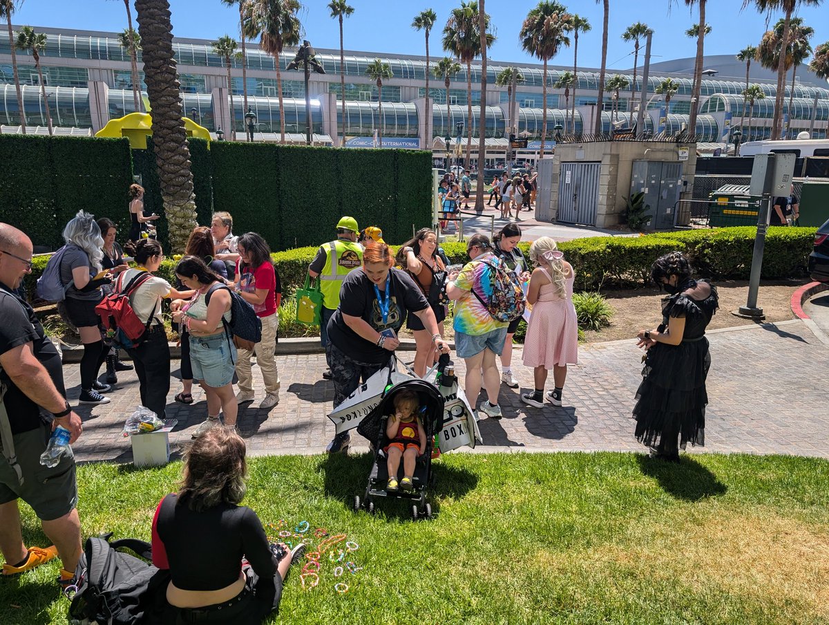 SD_Comic_Con's tweet photo. #SDCCBracelets Meet-Up happening on grass patch by the Omni today - behind #SpongeBob fountain #SDCC https://t.co/gHMEOR7DxN