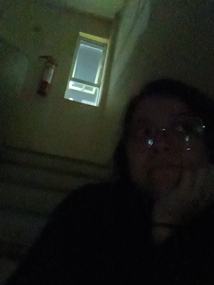 bov_suza's tweet photo. esqueci a chave de casa e enquanto to esperando alguem trazer pra mim, to bem assim na escada, correndo altos riscos de matar algum vizinho do coração (a luz eh automatica e me deu preguiça de ir la toda vez q ela desliga) https://t.co/atdMUXGCXT