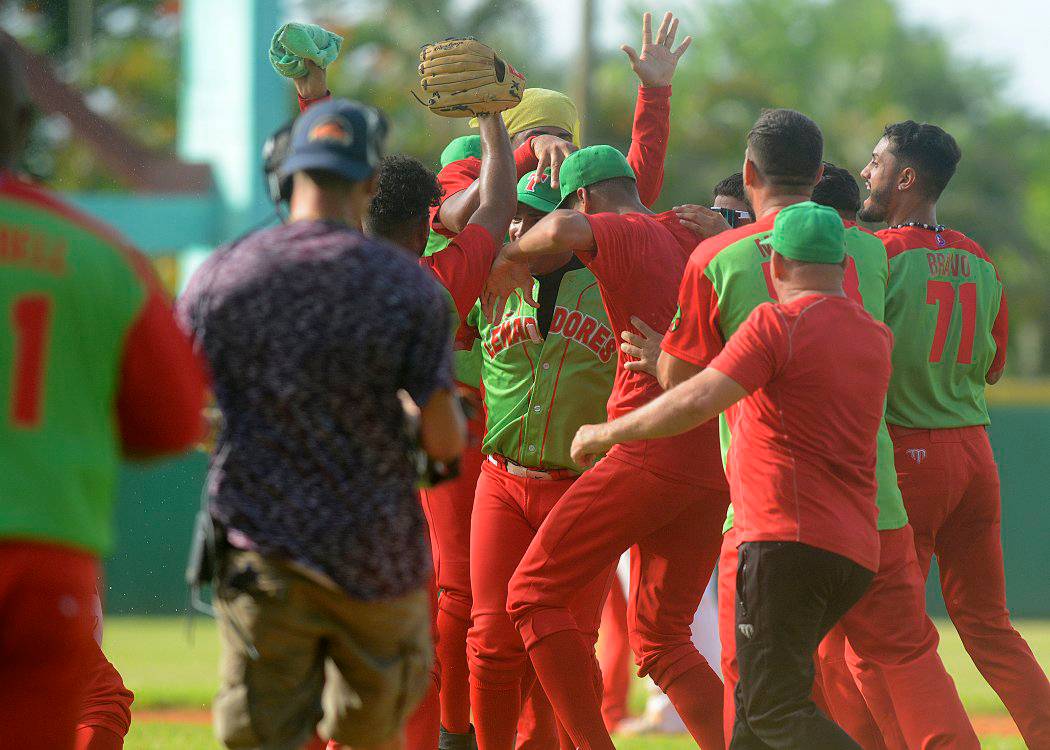 Felicidades al equipo de Las Tunas, revalidó el título de campeón nacional de béisbol en #CubaInspira 
Ganaron en cinco juegos la final ante un Pinar del Río que llegó al playoff por el oro sin haber perdido ni una subserie.