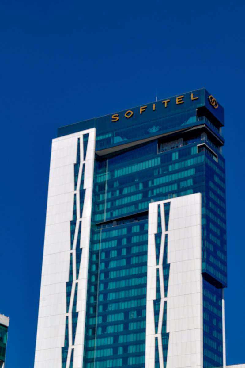OscarPhotograp3's tweet photo. Capturando la majestuosidad de la arquitectura moderna. 🏙️✨ . . . #OscarPhotographyCapturandoLaRealidad #Sofitel #Arquitectura #FotografíaDeArquitectura #Ciudad #EdificiosAltos #ArquitecturaModerna #FotografíaUrbana https://t.co/46tmJTh53p