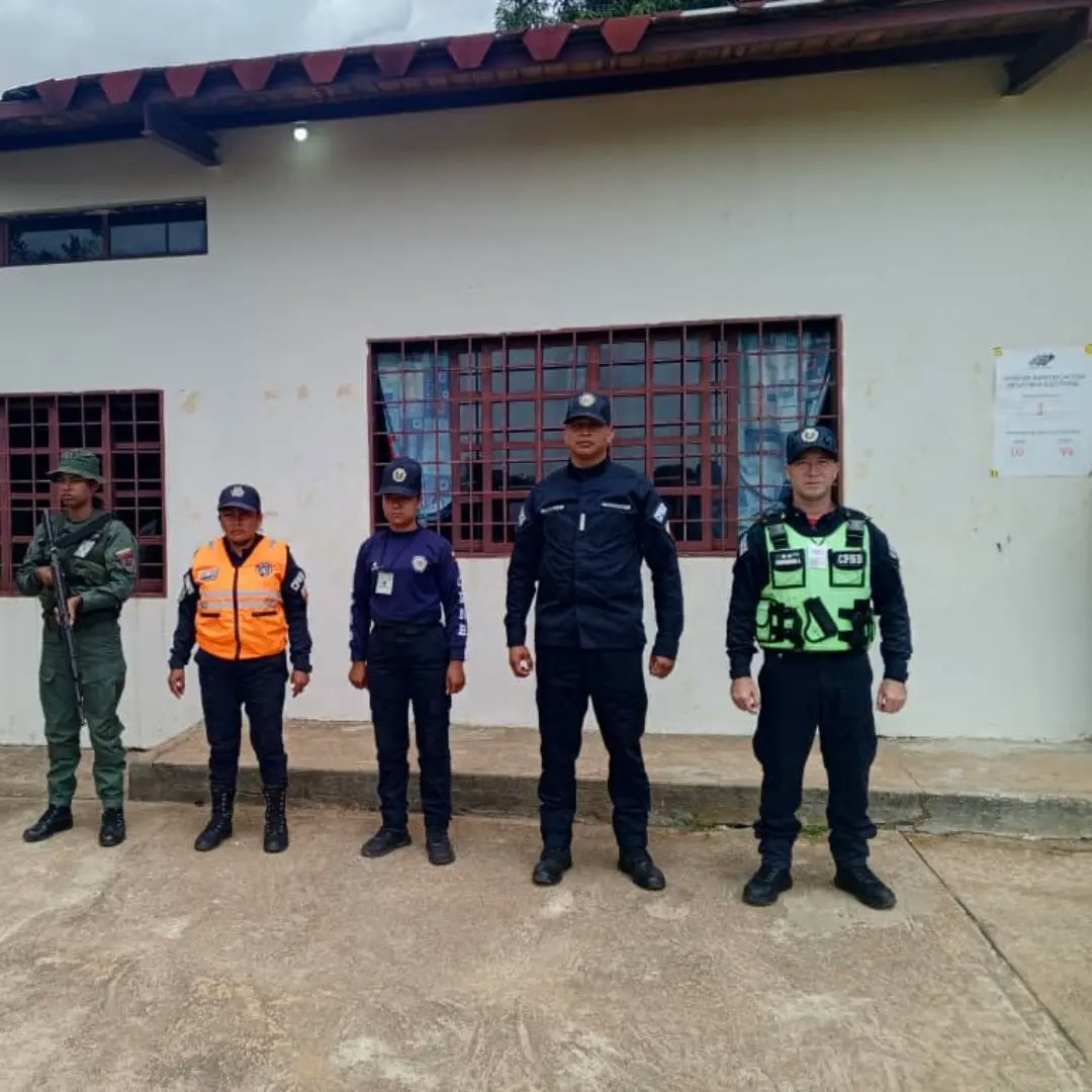 PNBANZOATEGUI's tweet photo. En #Anzoátegui nuestros funcionarios y (as) de la @pnbvzla se mantienen en recorridos preventivos en los diferentes centros electorales de la jurisdicción, a fin de garantizar la seguridad, la Paz y tranquilidad de los votantes durante el proceso electoral #VotaPorLaPaz2024 https://t.co/f8sYilaMp6