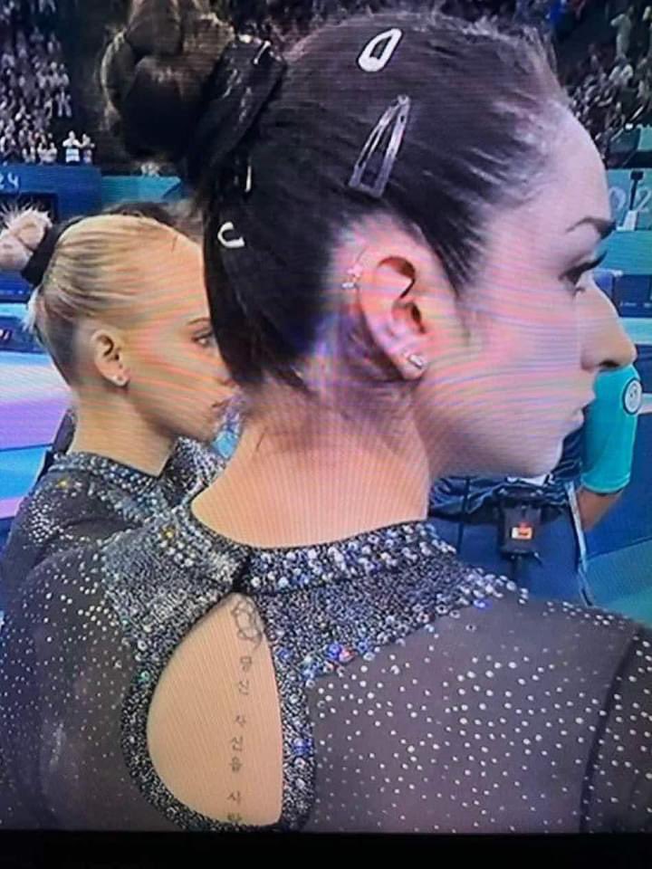 Elisa Iorio : 이탈리아 국가대표 체조 선수 
목 아래에 등에 있는 타투가 ㅠㅠ 
Love Yourself 당신 자신을 사랑