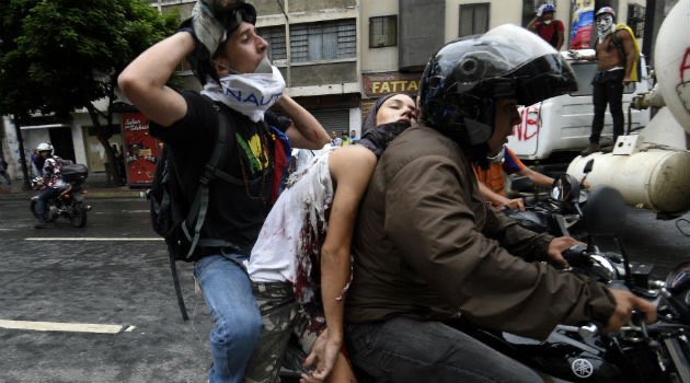 jpgechele's tweet photo. Así se llevaron a Neomar Lander luego de que el chavismo lo matara en una protesta.

Era un niño, pero el objetivo de Chávez y Maduro siempre ha sido ese, acabar con el futuro. https://t.co/v4GdvsIoIQ