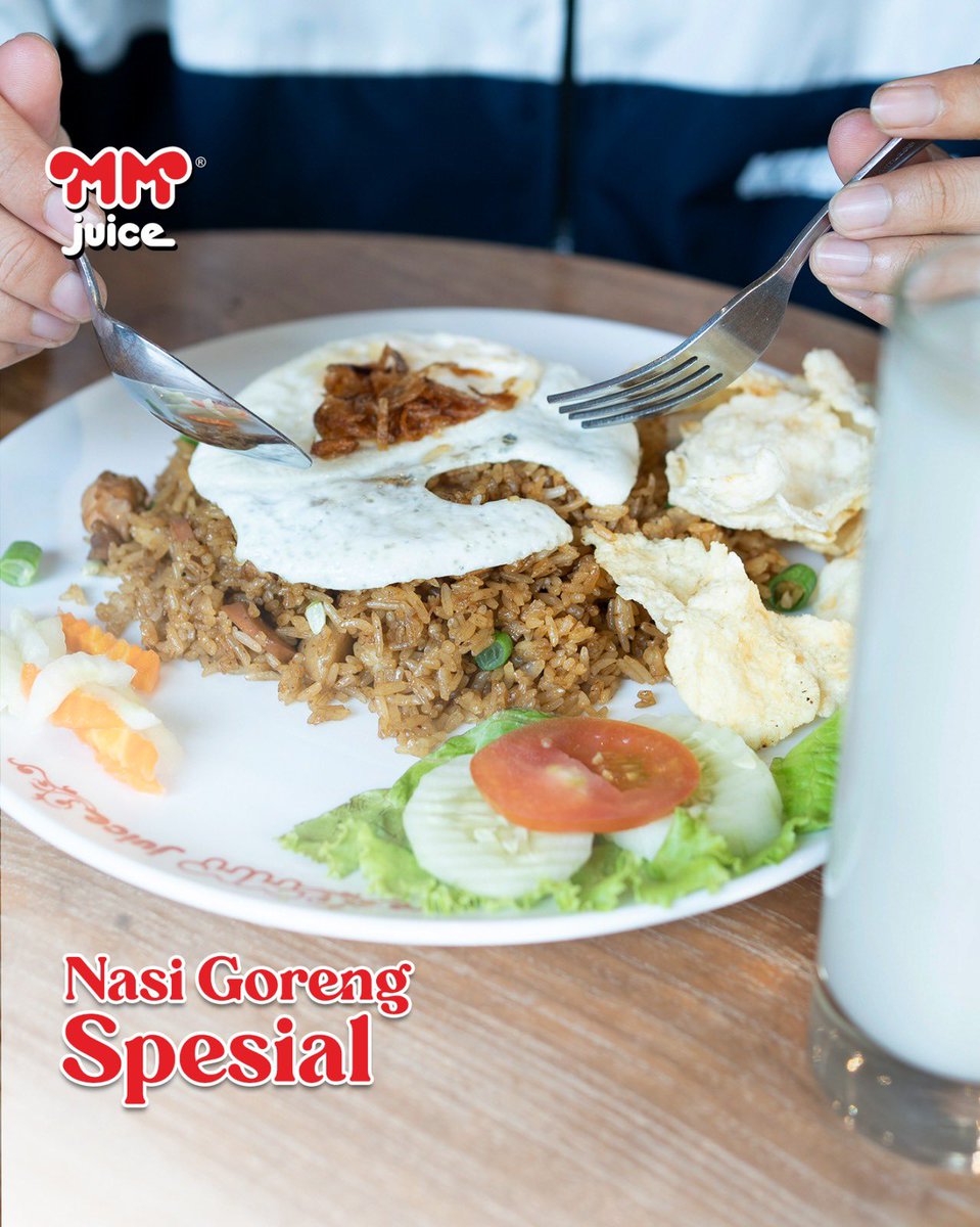 Nasi Goreng Spesial dengan topping Telor Mata Sapi, Acar Sayur, Lalapan dan Emping.. Rasa Nasi Goreng yang smokey, gurih, dan manis, nikmat banget untuk mengisi perut lapar kamu nih 😍