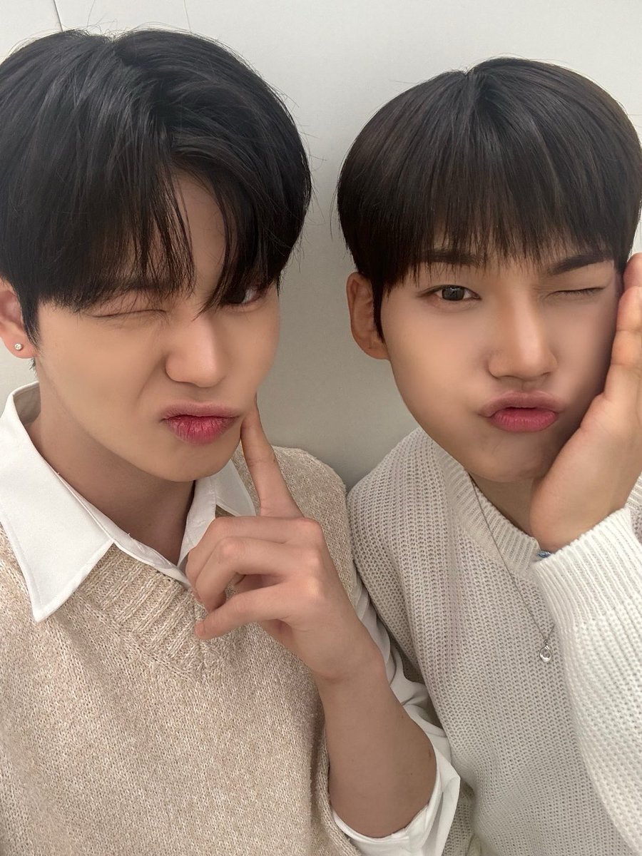 EVNNE_official's tweet photo. 그대는 선물입니다🎁
달콩즈는 사랑입니다🩵💜

#EVNNE #이븐
#문정현 #MUNJUNGHYUN https://t.co/vitHpIdF12