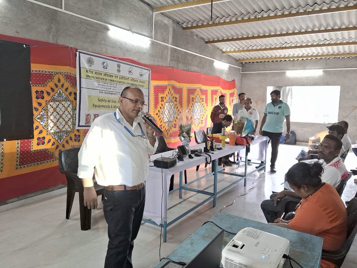 CifnetH's tweet image. One day #Skilldevelopment #Trainingprogramme on #Safetyatsea,#MarineElectronicEquipment & #Maintanance of #MarineEngines for 103 #fishers of Maharashtra was conducted by CIFNET at Satpati Fisheries Sarvodaya society, #Satpati. #Maharashtra on 27.07.24.@FisheriesGoI @JSFisheries