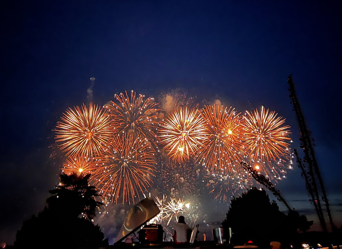 Kake2Kale's tweet photo. My favourite photo that I took from this year’s fireworks festival! Night 3 with team UK. 🤩✨💥🌟 https://t.co/Jiq6ZE1o7I