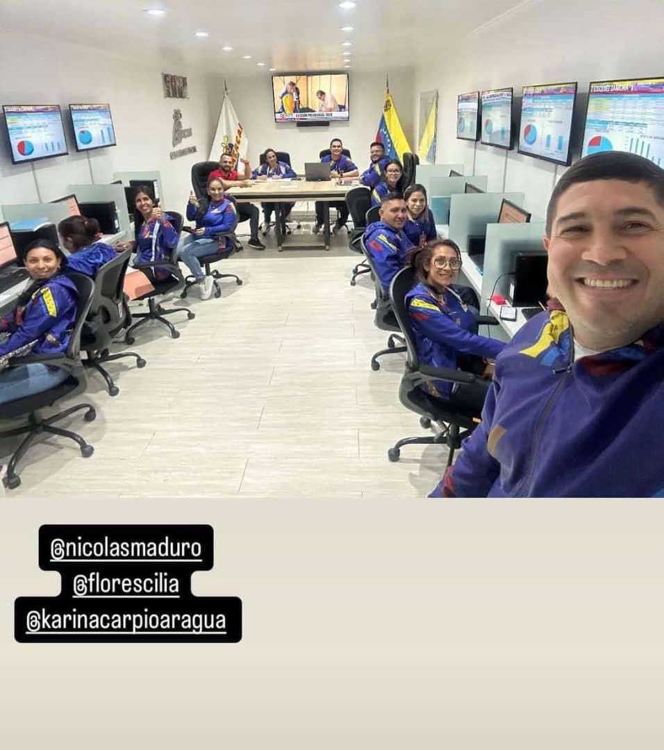 EcuadorPlay's tweet photo. Trabajador a cargo del conteo, publicó una selfie desde el Centro de Cómputos, y se evidencia en todas las pantallas la contundente derrota de Nicolas Maduro en diversos estados.
Pero en estos momentos el oficialismo en #Venezuela está festejando y bailando. ¿Fraude? https://t.co/gSRD2iKUWk