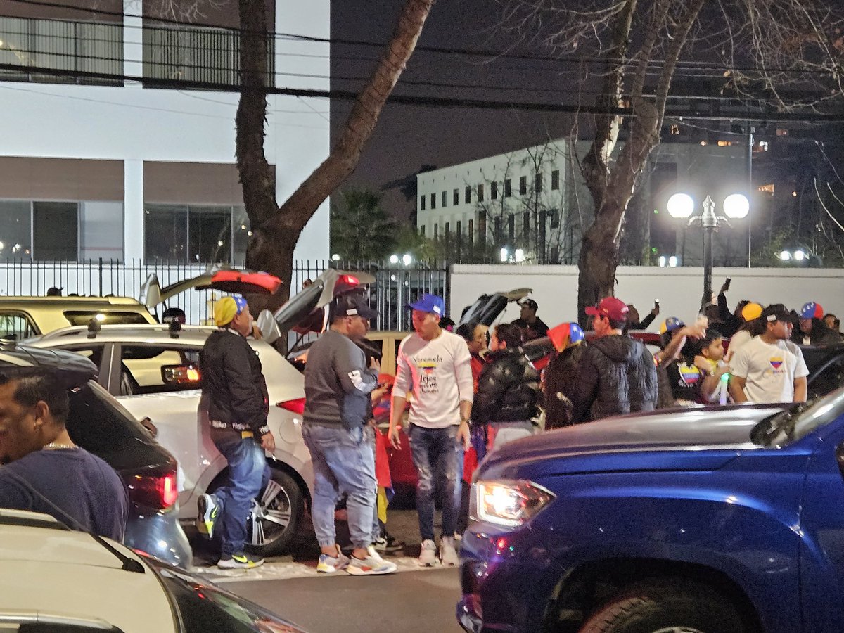 Un caos vergonzoso que habla mucho del pueblo venezolano: la avenida Pedro de Valdivia detenida, tomada completa contra el tránsito, con autos estacionados en ambos costados y otros haciendo picnic en medio de la avenida... El más absoluto desprecio cívico. Penoso!