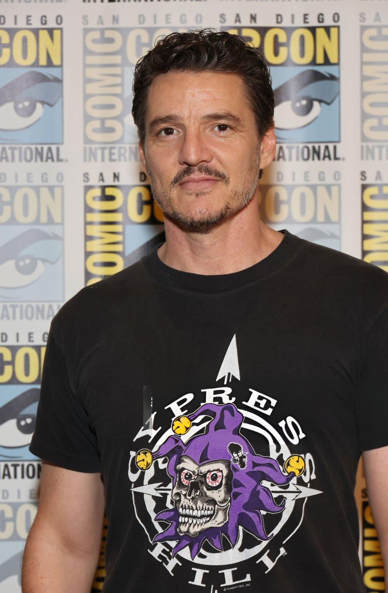 cardashianbr's tweet photo. PEDRO PASCAL FAZ UM FILHO EM MIM 😭 https://t.co/ac0tNOiefN