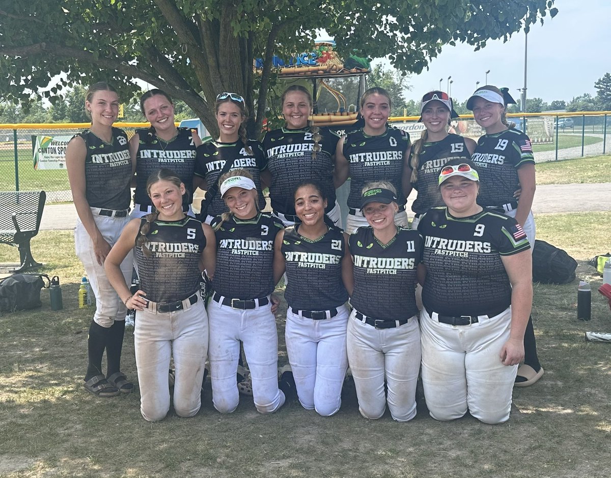 llilyevans's tweet photo. Last day of travel season! I will always be grateful for the  friendships and memories! 
My season closed with BA of .444 and .500 OBP.  Made some great plays at second and even spent some time on the mound. My final game, I hit dinger over left center. 
So fun! 
@KzooSoftball https://t.co/O2Pz4EZOLM