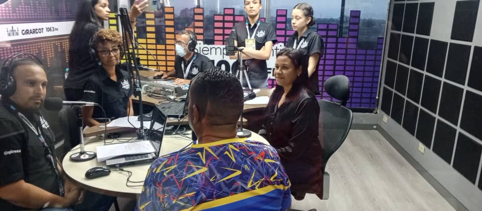 MRTAragua's tweet photo. Desde Radio Girardot 106.3 FM nuestra Secretaria General Regional @willdysml dando un mensaje al pueblo, invitando a participar en la Gran Fiesta Electoral, por la Paz, por lo logros de la Revolución, por la Democracia.

#VotaPorLaPaz2024 https://t.co/csc0ZxuQKt