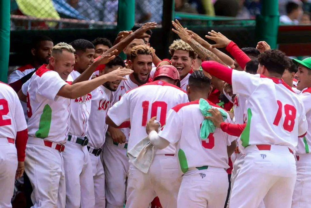 ¡Las Tunas está de fiesta! Alzan por segundo año consecutivo el trofeo de la Serie Nacional de Béisbol. Ahora celebran el tercer título por primera vez en su estadio, el mejor regalo que le pueden dar a una de las aficiones más leales y apasionadas. 

Felicidades, Leñadores .
