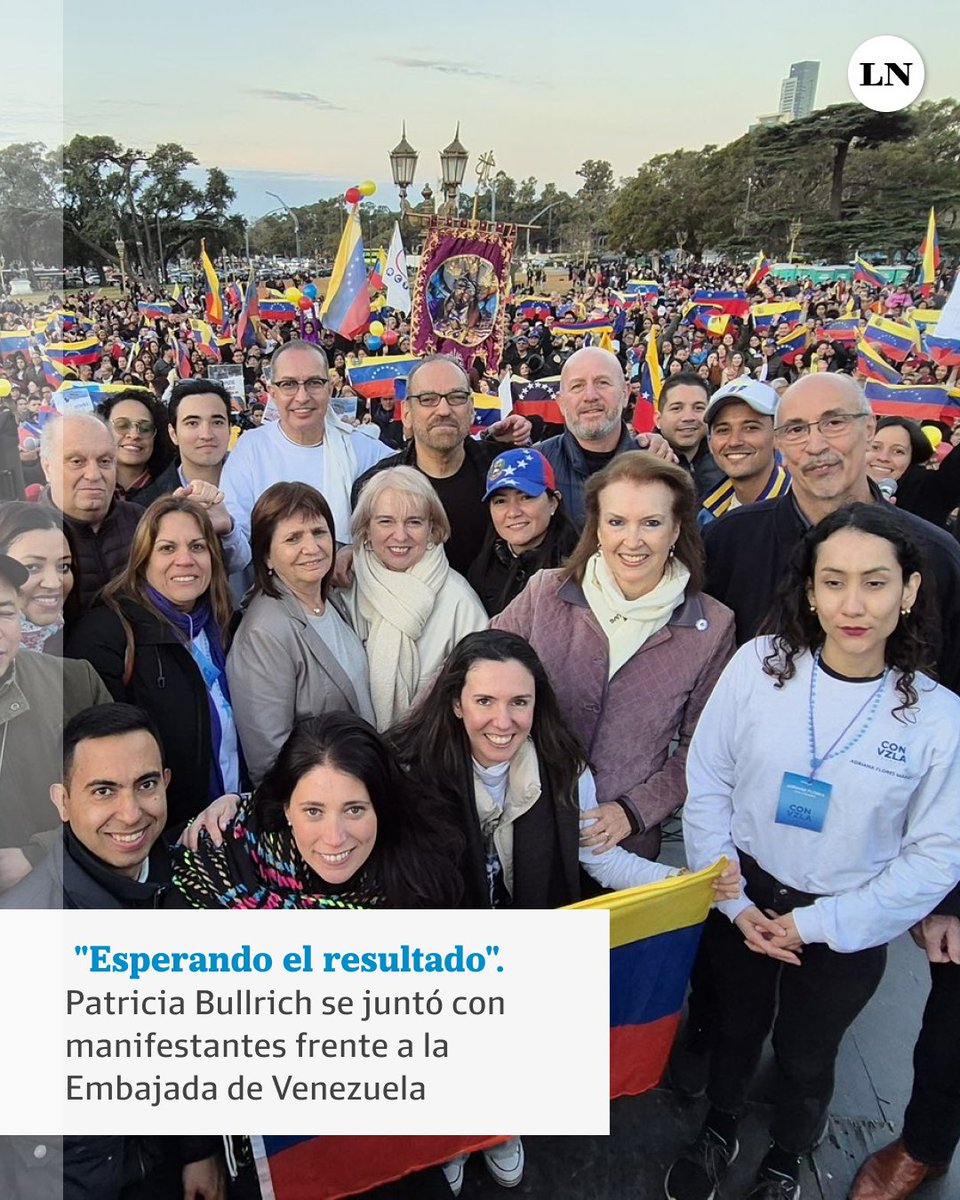 LANACION's tweet photo. "Esperando el resultado". Patricia Bullrich se juntó con manifestantes frente a la Embajada de Venezuela
https://t.co/sXx4m7Quwu https://t.co/YozChgKOPj