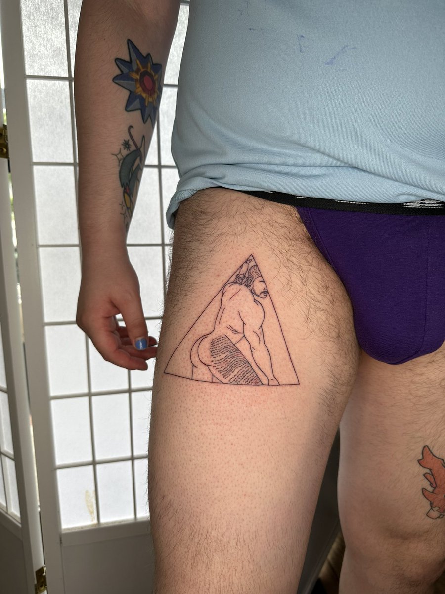 boydreamsss's tweet photo. I got a sexy tattoo of the very sexy @aospinad. Your art inspired mine 🫶🏼🖤 https://t.co/tbTCkZlDTj
