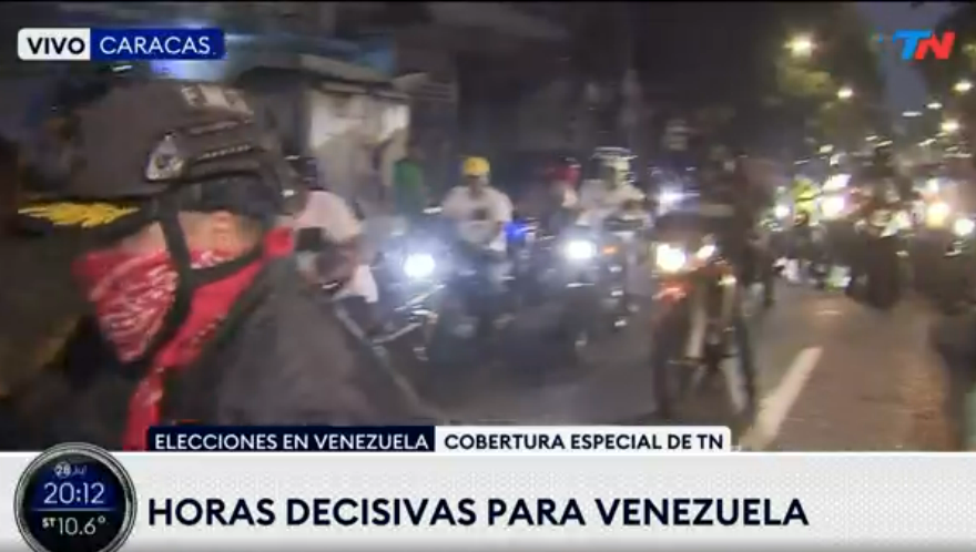 PedullaG's tweet photo. URGENTE. ELECCIONES EN VENEZUELA. PERSONAS EN MOTO Y ARMADAS Y LAS CARAS TAPADAS, IMPIDEN QUE LOS FISCALES DE LA OPOSICIÓN CUMPLAN SU TAREA. CENTENAS DE MOTOS CIRCULAN POR LAS CALLES DE CARACAS. ENCAPUCHADOS ATACAN PERIODISTAS. LLEVAN ARMAS. https://t.co/M7dApeGfdW
