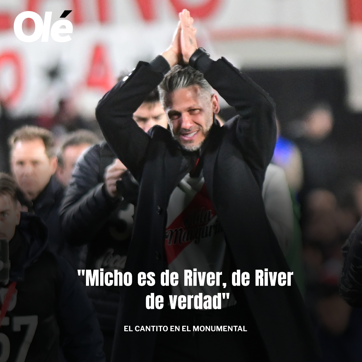 DiarioOle's tweet photo. El mimo de los hinchas de River a un hombre de la casa. 👏🏟️

🔴⚪️ Ya confirmada su salida, el público del Millonario reconoció al entrenador por su paso. Está todo dado para que Gallardo asuma el martes en su reemplazo. https://t.co/ulspkMYeYk