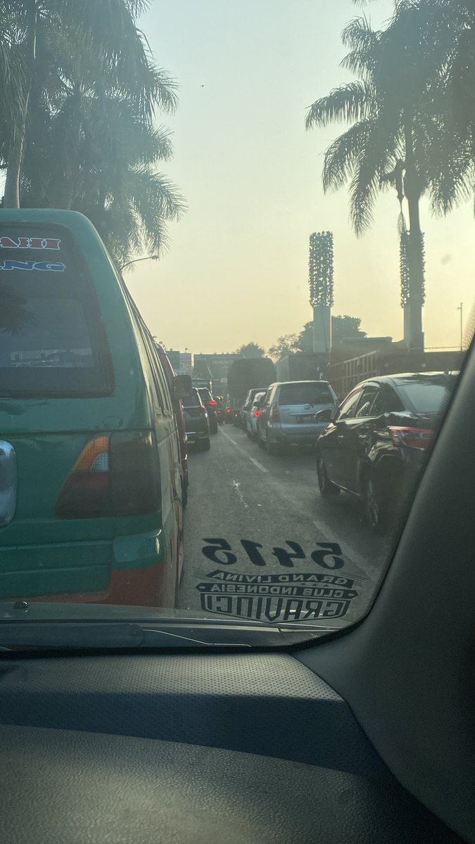 faizalap's tweet photo. Macet padalarang dari bundaran jam matahari kota baru parahyangan arah cianjur @PRFMnews https://t.co/mEaQw73LoZ