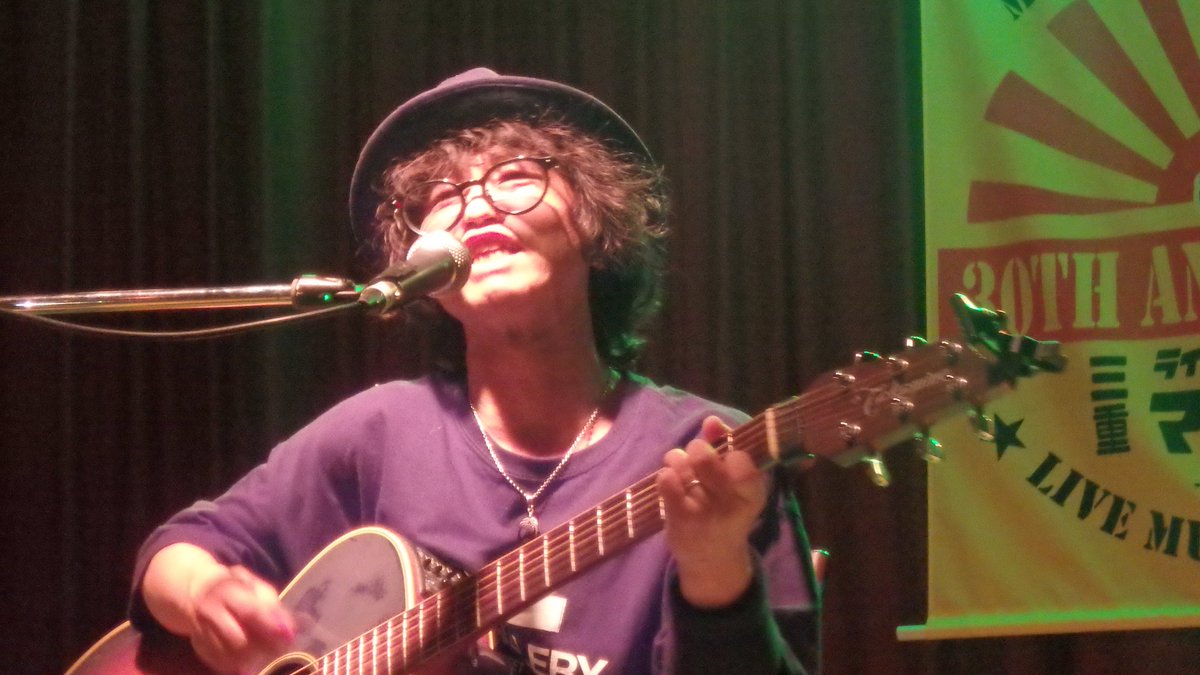 10wj0's tweet photo. NORy 初見でした。地元に愛されているアーチストって言うのはこの人の事を言うんじゃないか!ってレベルでした。お客さんとのやりとり?会話のキャッチボール、ノリノリである。面白い楽しいライブでした。
#NORy #マクサ https://t.co/PMThZK7n13