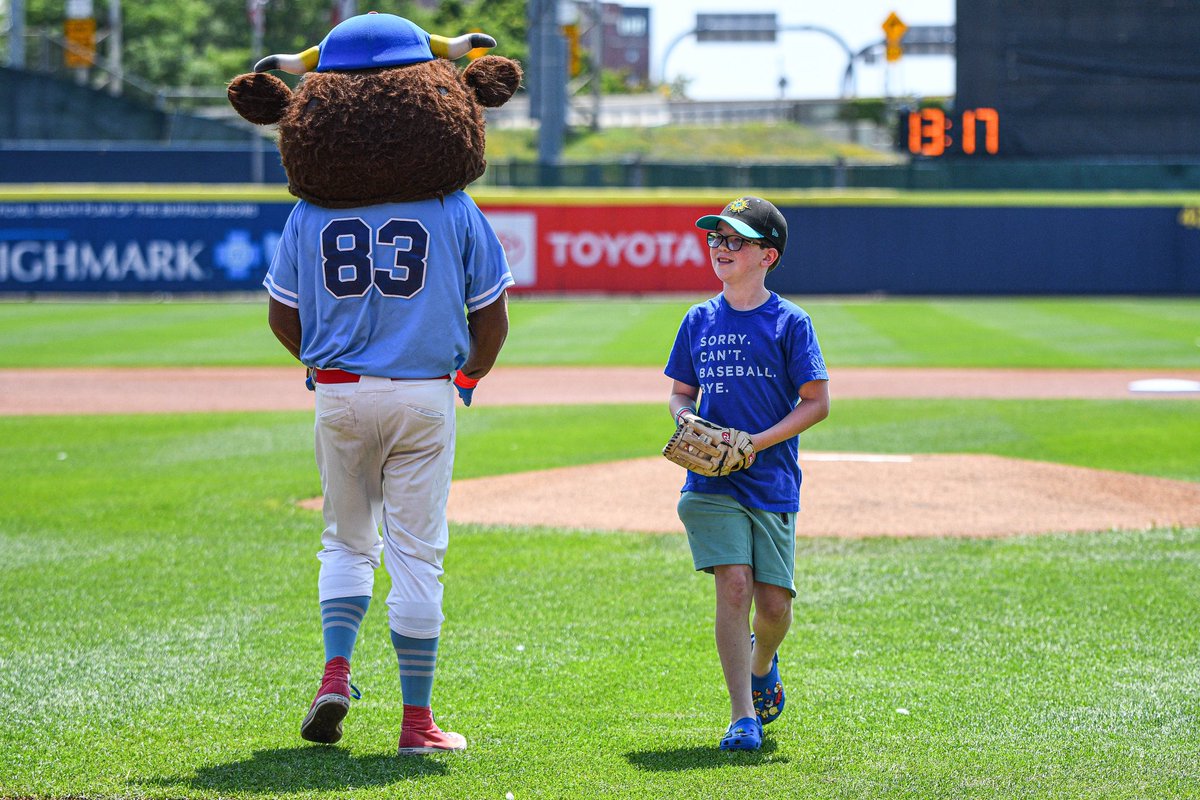 JaysAlways1's tweet image. Decided to cross the border today for a @BuffaloBisons game. They absolutely made my son’s day when he won a draw to throw out the first pitch! It was also autograph day and my kiddos got to meet a ton of players, including IKF. Thank you @BuffaloBisons! ❤️💙