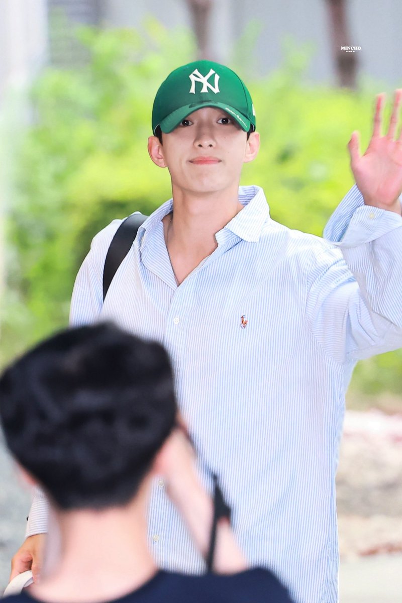 MinCho_O218's tweet photo. 240729 GMP 

👋

#SEVENTEEN #세븐틴
#도겸 #DK #ドギョム
#DOKYEOM #이석민 https://t.co/zHHPDDZQJl