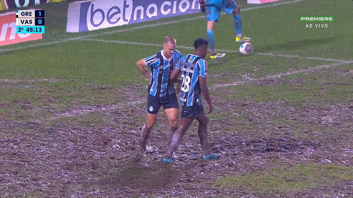 era impossível perdermos em um gramado completamente cagado e borrado de bosta.

estávamos em nosso habitat natural.

OS CAGÕES SAÍRAM DA ZONA! 🇪🇪

marcinho caganeira