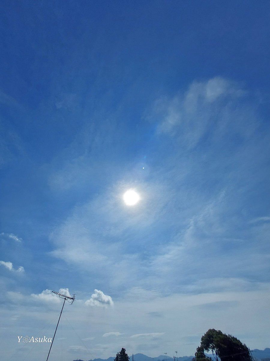yumeasutw's tweet photo. #青空 にお日様ギラギラ✨熱帯夜明けの月曜日の朝☀️
予想最高/最低気温🌡️39℃/27℃
晴れのち曇り☀️→☁️
熱中症警戒アラート発令❗
お洗濯日和👕👖夕方は雲が多くなりそうです。
#イマソラ #いまそら
#巻層雲 #巻雲 #積雲
#空の名前
#天気の図鑑 #雲の超図鑑
#鉄塔
#a2024 #a0729 #a202407 https://t.co/pz15KnIkWt