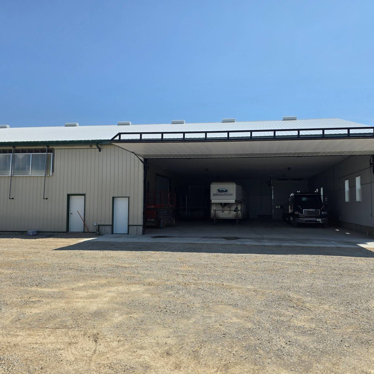 VanderlaanAl's tweet photo. 80'x50' heated shop addition completed. 40' power lift door, 20' overhead door with steel and EZ liner finishes. https://t.co/VDZuNFp8jq