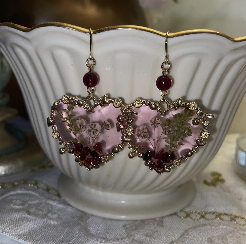 i’m yianna!!🪲 n i make jewelry inspired by my love for nature, mythology, art &amp; fantasy. i’m passionate about all of these things and i try to emulate that into the work that i do <3! please retweet this if u want, the support always helps me grow a little more! 🤍